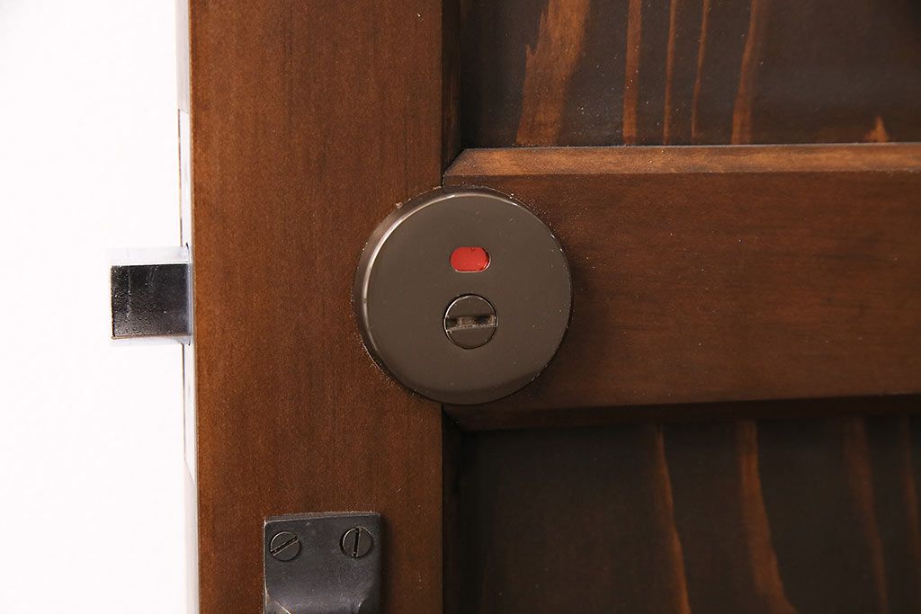 トイレ扉を新規製作!明り取りにダイヤガラスを組み入れ。表示錠、引き手を取り付け。濃い茶色で着色し仕上げ。(ドア、建具)