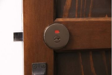 トイレ扉を新規製作!明り取りにダイヤガラスを組み入れ。表示錠、引き手を取り付け。濃い茶色で着色し仕上げ。(ドア、建具)