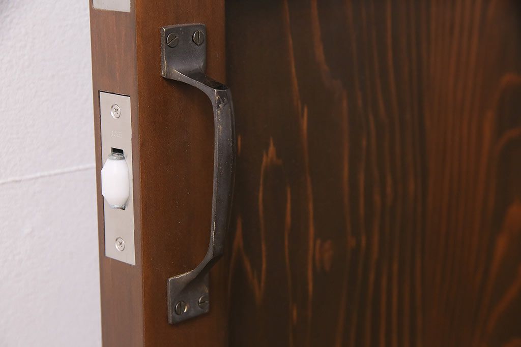 トイレ扉を新規製作!明り取りにダイヤガラスを組み入れ。表示錠、引き手を取り付け。濃い茶色で着色し仕上げ。(ドア、建具)