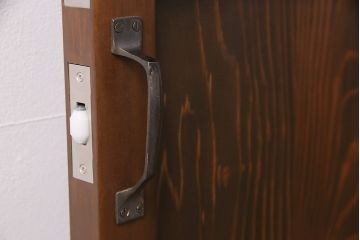 トイレ扉を新規製作!明り取りにダイヤガラスを組み入れ。表示錠、引き手を取り付け。濃い茶色で着色し仕上げ。(ドア、建具)