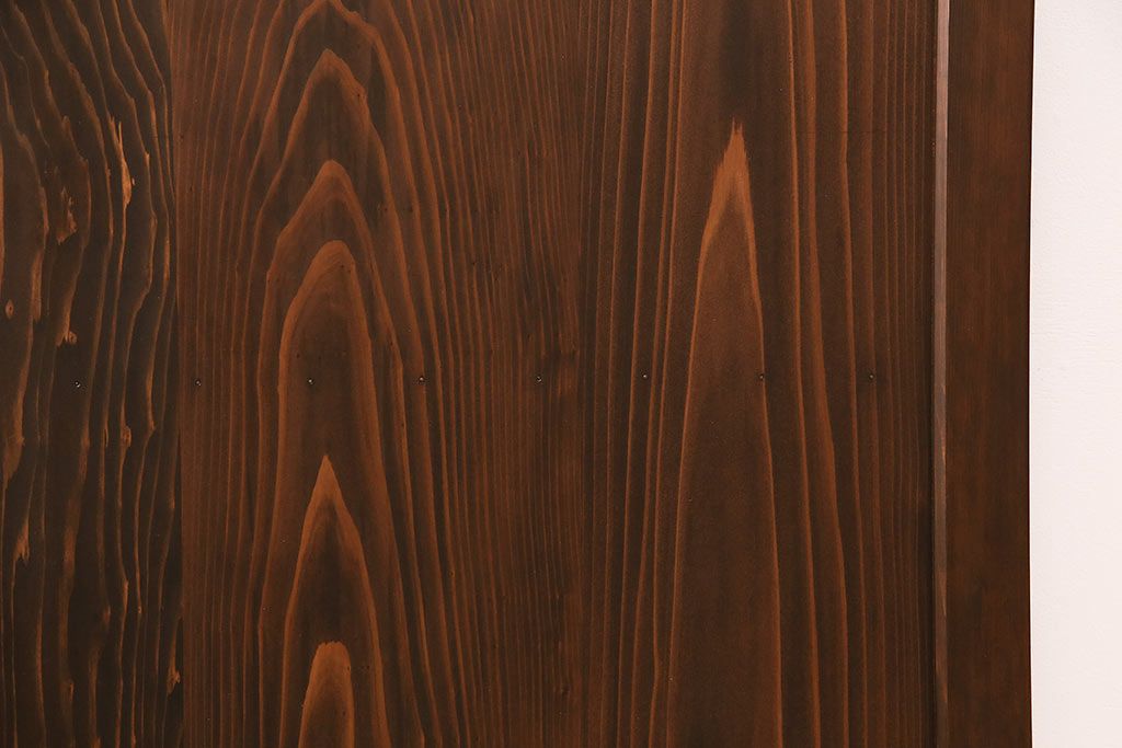 トイレ扉を新規製作!明り取りにダイヤガラスを組み入れ。表示錠、引き手を取り付け。濃い茶色で着色し仕上げ。(ドア、建具)