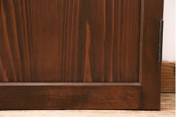 トイレ扉を新規製作!明り取りにダイヤガラスを組み入れ。表示錠、引き手を取り付け。濃い茶色で着色し仕上げ。(ドア、建具)