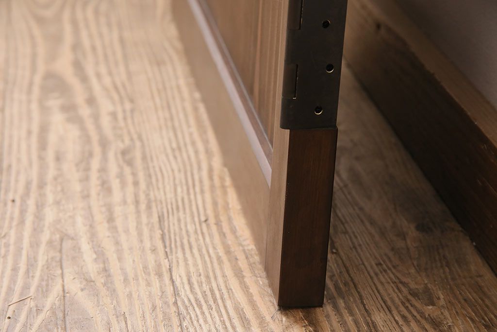 トイレ扉を新規製作!明り取りにダイヤガラスを組み入れ。表示錠、引き手を取り付け。濃い茶色で着色し仕上げ。(ドア、建具)