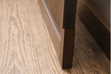 トイレ扉を新規製作!明り取りにダイヤガラスを組み入れ。表示錠、引き手を取り付け。濃い茶色で着色し仕上げ。(ドア、建具)