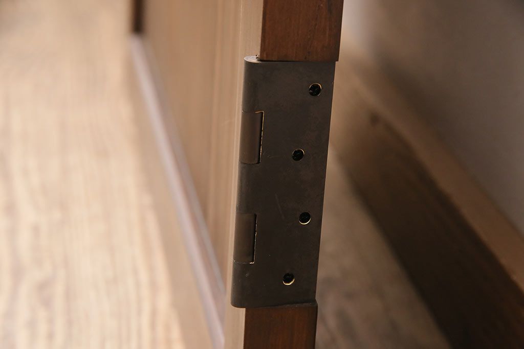 トイレ扉を新規製作!明り取りにダイヤガラスを組み入れ。表示錠、引き手を取り付け。濃い茶色で着色し仕上げ。(ドア、建具)