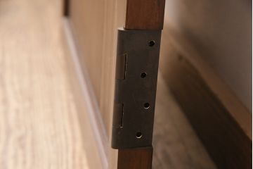 トイレ扉を新規製作!明り取りにダイヤガラスを組み入れ。表示錠、引き手を取り付け。濃い茶色で着色し仕上げ。(ドア、建具)