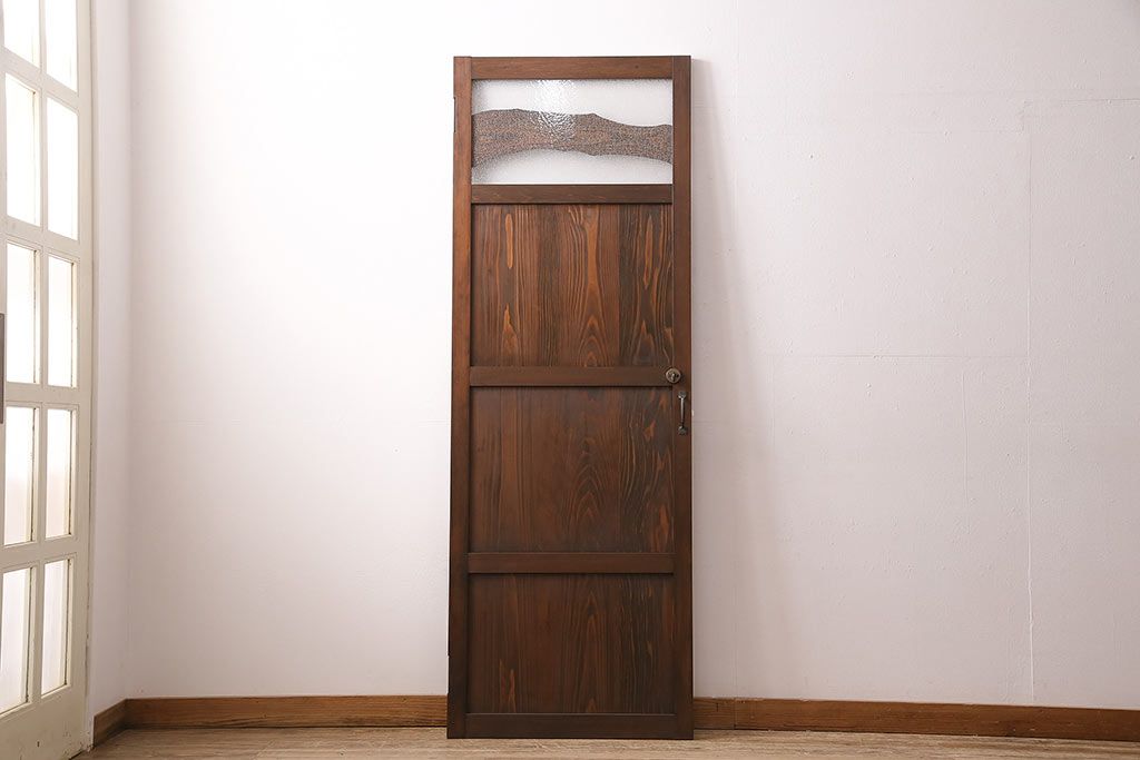 トイレ扉を新規製作!明り取りにダイヤガラスを組み入れ。表示錠、引き手を取り付け。濃い茶色で着色し仕上げ。(ドア、建具)