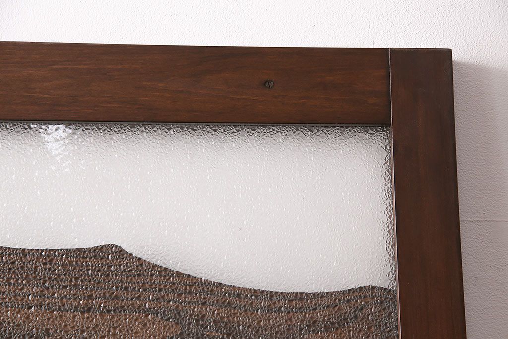 トイレ扉を新規製作!明り取りにダイヤガラスを組み入れ。表示錠、引き手を取り付け。濃い茶色で着色し仕上げ。(ドア、建具)