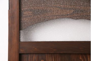 トイレ扉を新規製作!明り取りにダイヤガラスを組み入れ。表示錠、引き手を取り付け。濃い茶色で着色し仕上げ。(ドア、建具)