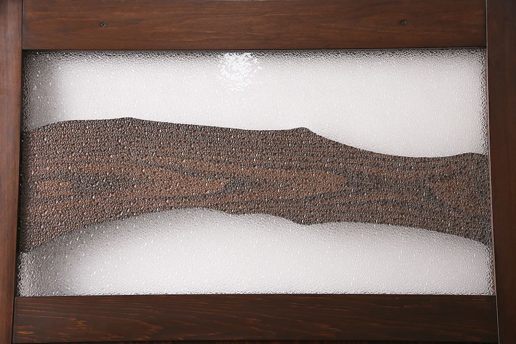 トイレ扉を新規製作!明り取りにダイヤガラスを組み入れ。表示錠、引き手を取り付け。濃い茶色で着色し仕上げ。(ドア、建具)