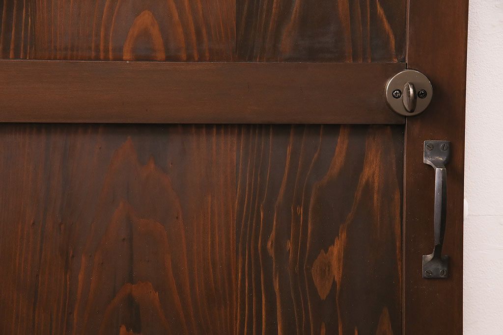 トイレ扉を新規製作!明り取りにダイヤガラスを組み入れ。表示錠、引き手を取り付け。濃い茶色で着色し仕上げ。(ドア、建具)