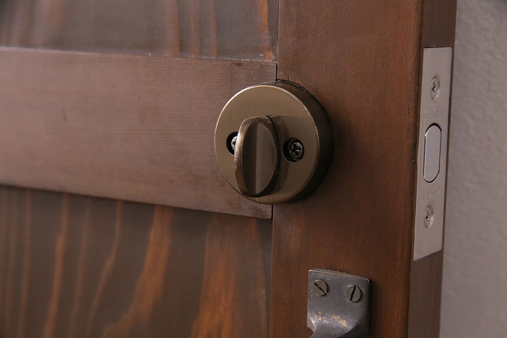 トイレ扉を新規製作!明り取りにダイヤガラスを組み入れ。表示錠、引き手を取り付け。濃い茶色で着色し仕上げ。(ドア、建具)