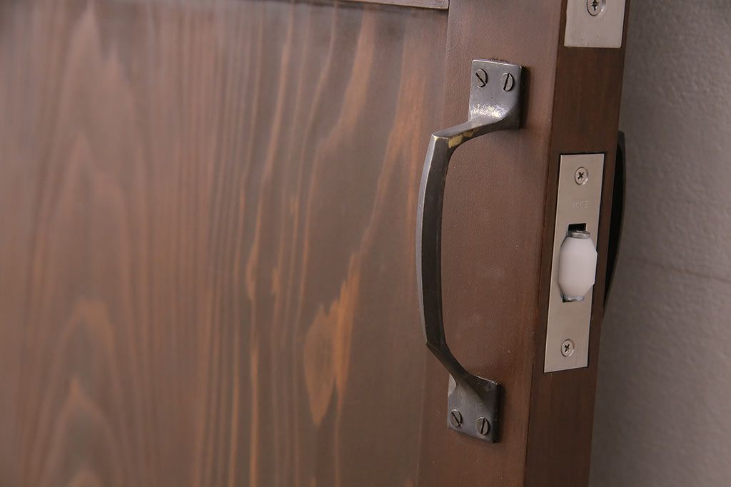 トイレ扉を新規製作!明り取りにダイヤガラスを組み入れ。表示錠、引き手を取り付け。濃い茶色で着色し仕上げ。(ドア、建具)