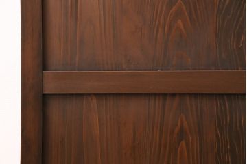 トイレ扉を新規製作!明り取りにダイヤガラスを組み入れ。表示錠、引き手を取り付け。濃い茶色で着色し仕上げ。(ドア、建具)