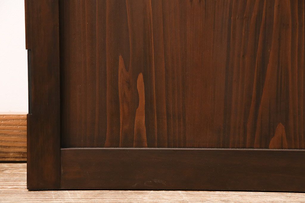 トイレ扉を新規製作!明り取りにダイヤガラスを組み入れ。表示錠、引き手を取り付け。濃い茶色で着色し仕上げ。(ドア、建具)