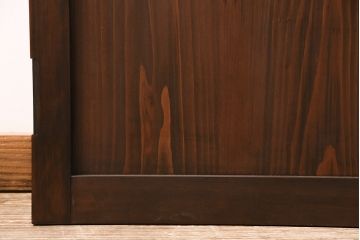 トイレ扉を新規製作!明り取りにダイヤガラスを組み入れ。表示錠、引き手を取り付け。濃い茶色で着色し仕上げ。(ドア、建具)