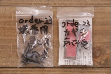 トイレ扉を新規製作!明り取りにダイヤガラスを組み入れ。表示錠、引き手を取り付け。濃い茶色で着色し仕上げ。(ドア、建具)