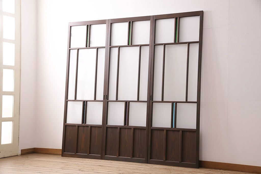 片引き戸3枚を新規製作!戸車、引き手を取り付け。花菱模様ガラス、すりガラス、色ガラスを組み入れ。濃い茶色で着色し仕上げ。(ガラス戸、建具)