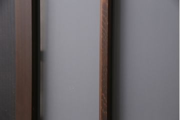 片引き戸3枚を新規製作!戸車、引き手を取り付け。花菱模様ガラス、すりガラス、色ガラスを組み入れ。濃い茶色で着色し仕上げ。(ガラス戸、建具)