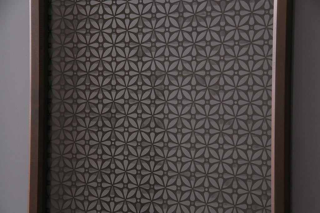 片引き戸3枚を新規製作!戸車、引き手を取り付け。花菱模様ガラス、すりガラス、色ガラスを組み入れ。濃い茶色で着色し仕上げ。(ガラス戸、建具)