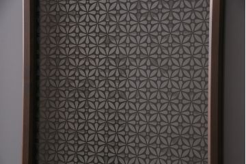 片引き戸3枚を新規製作!戸車、引き手を取り付け。花菱模様ガラス、すりガラス、色ガラスを組み入れ。濃い茶色で着色し仕上げ。(ガラス戸、建具)