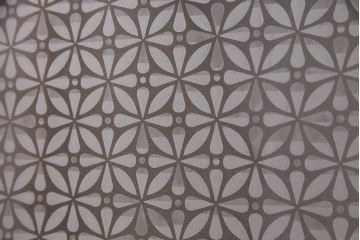 片引き戸3枚を新規製作!戸車、引き手を取り付け。花菱模様ガラス、すりガラス、色ガラスを組み入れ。濃い茶色で着色し仕上げ。(ガラス戸、建具)