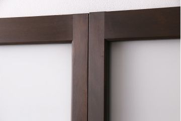 片引き戸3枚を新規製作!戸車、引き手を取り付け。花菱模様ガラス、すりガラス、色ガラスを組み入れ。濃い茶色で着色し仕上げ。(ガラス戸、建具)