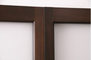 片引き戸3枚を新規製作!戸車、引き手を取り付け。花菱模様ガラス、すりガラス、色ガラスを組み入れ。濃い茶色で着色し仕上げ。(ガラス戸、建具)