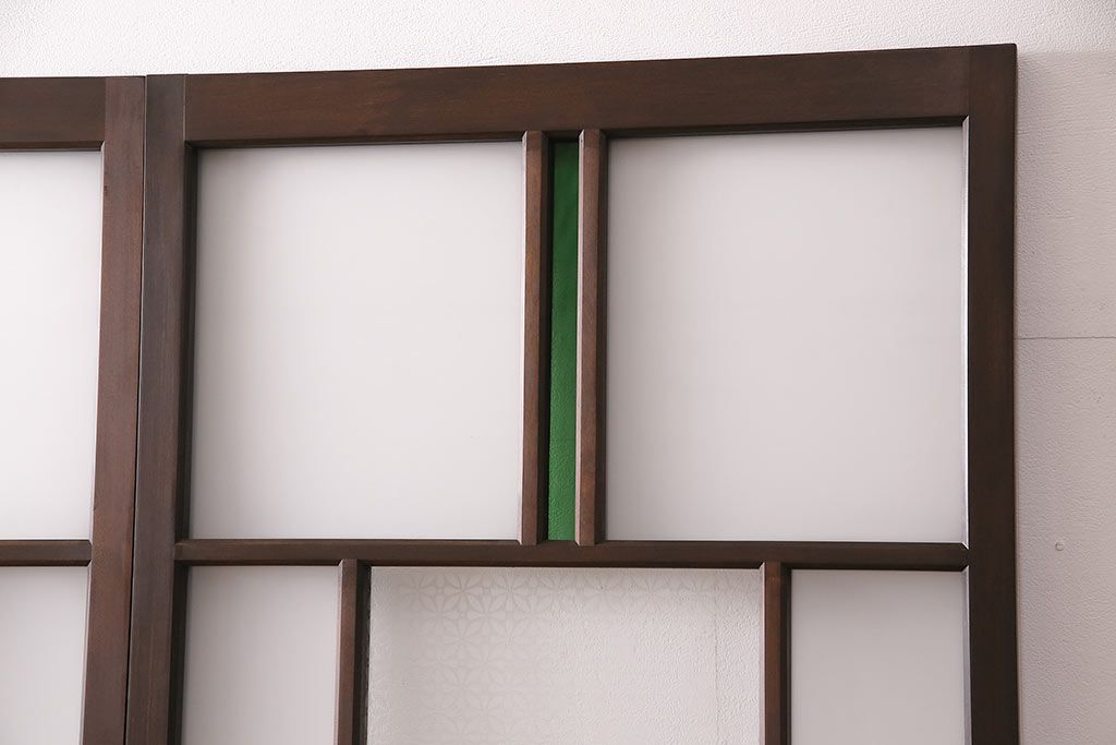 片引き戸3枚を新規製作!戸車、引き手を取り付け。花菱模様ガラス、すりガラス、色ガラスを組み入れ。濃い茶色で着色し仕上げ。(ガラス戸、建具)