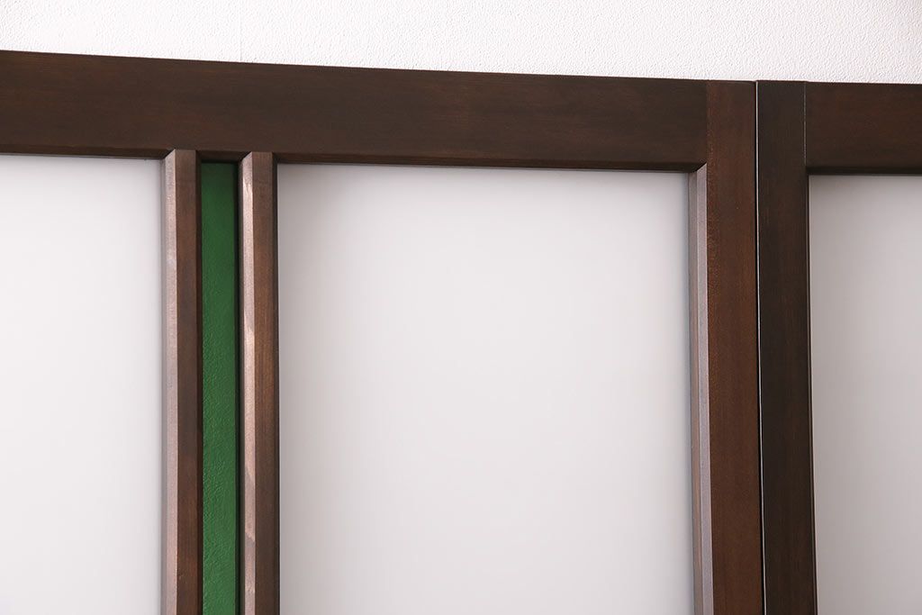 片引き戸3枚を新規製作!戸車、引き手を取り付け。花菱模様ガラス、すりガラス、色ガラスを組み入れ。濃い茶色で着色し仕上げ。(ガラス戸、建具)