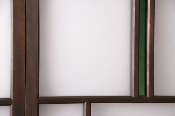 片引き戸3枚を新規製作!戸車、引き手を取り付け。花菱模様ガラス、すりガラス、色ガラスを組み入れ。濃い茶色で着色し仕上げ。(ガラス戸、建具)