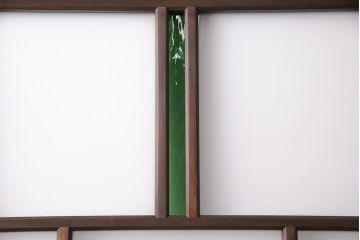 片引き戸3枚を新規製作!戸車、引き手を取り付け。花菱模様ガラス、すりガラス、色ガラスを組み入れ。濃い茶色で着色し仕上げ。(ガラス戸、建具)