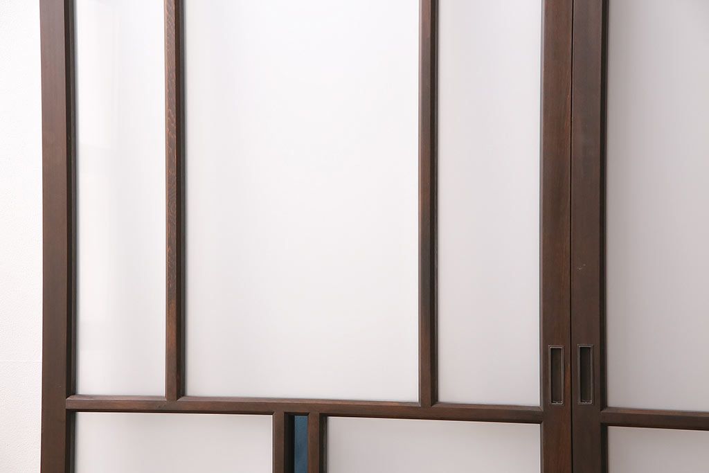 片引き戸3枚を新規製作!戸車、引き手を取り付け。花菱模様ガラス、すりガラス、色ガラスを組み入れ。濃い茶色で着色し仕上げ。(ガラス戸、建具)