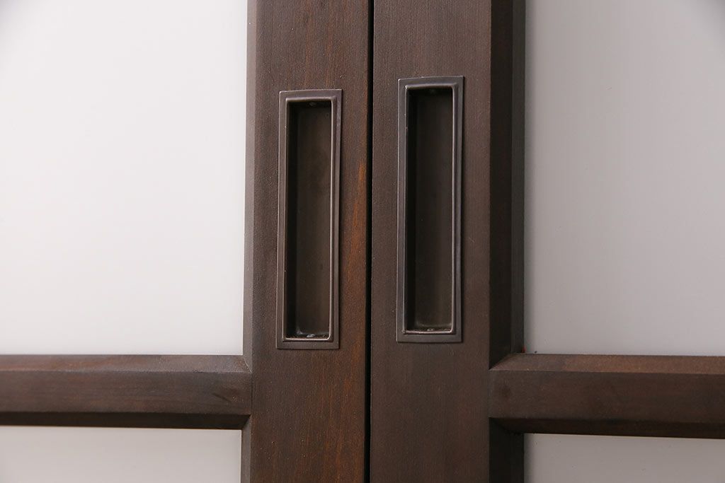 片引き戸3枚を新規製作!戸車、引き手を取り付け。花菱模様ガラス、すりガラス、色ガラスを組み入れ。濃い茶色で着色し仕上げ。(ガラス戸、建具)