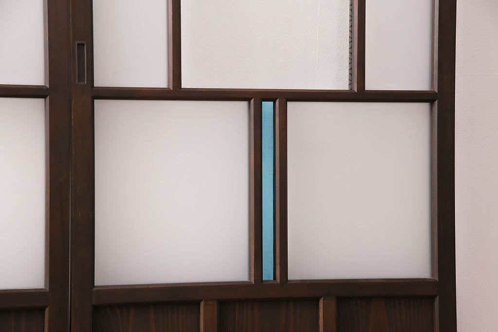 片引き戸3枚を新規製作!戸車、引き手を取り付け。花菱模様ガラス、すりガラス、色ガラスを組み入れ。濃い茶色で着色し仕上げ。(ガラス戸、建具)