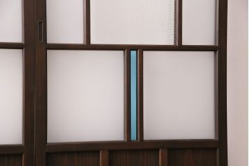 片引き戸3枚を新規製作!戸車、引き手を取り付け。花菱模様ガラス、すりガラス、色ガラスを組み入れ。濃い茶色で着色し仕上げ。(ガラス戸、建具)