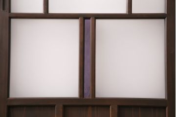 片引き戸3枚を新規製作!戸車、引き手を取り付け。花菱模様ガラス、すりガラス、色ガラスを組み入れ。濃い茶色で着色し仕上げ。(ガラス戸、建具)