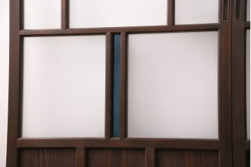 片引き戸3枚を新規製作!戸車、引き手を取り付け。花菱模様ガラス、すりガラス、色ガラスを組み入れ。濃い茶色で着色し仕上げ。(ガラス戸、建具)