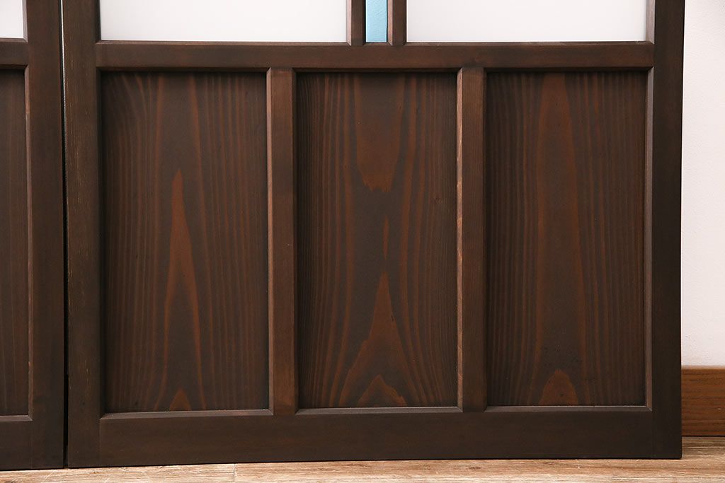 片引き戸3枚を新規製作!戸車、引き手を取り付け。花菱模様ガラス、すりガラス、色ガラスを組み入れ。濃い茶色で着色し仕上げ。(ガラス戸、建具)