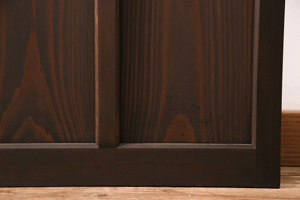 片引き戸3枚を新規製作!戸車、引き手を取り付け。花菱模様ガラス、すりガラス、色ガラスを組み入れ。濃い茶色で着色し仕上げ。(ガラス戸、建具)