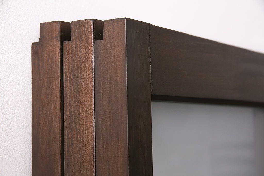 片引き戸3枚を新規製作!戸車、引き手を取り付け。花菱模様ガラス、すりガラス、色ガラスを組み入れ。濃い茶色で着色し仕上げ。(ガラス戸、建具)