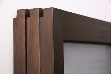 片引き戸3枚を新規製作!戸車、引き手を取り付け。花菱模様ガラス、すりガラス、色ガラスを組み入れ。濃い茶色で着色し仕上げ。(ガラス戸、建具)