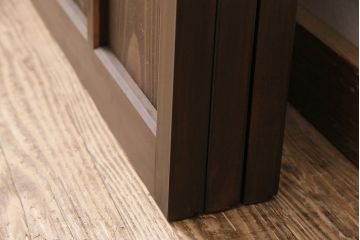 片引き戸3枚を新規製作!戸車、引き手を取り付け。花菱模様ガラス、すりガラス、色ガラスを組み入れ。濃い茶色で着色し仕上げ。(ガラス戸、建具)