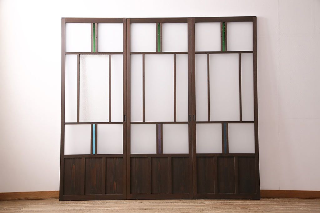 片引き戸3枚を新規製作!戸車、引き手を取り付け。花菱模様ガラス、すりガラス、色ガラスを組み入れ。濃い茶色で着色し仕上げ。(ガラス戸、建具)