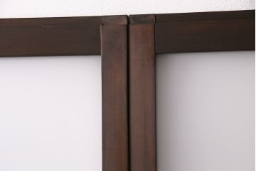 片引き戸3枚を新規製作!戸車、引き手を取り付け。花菱模様ガラス、すりガラス、色ガラスを組み入れ。濃い茶色で着色し仕上げ。(ガラス戸、建具)