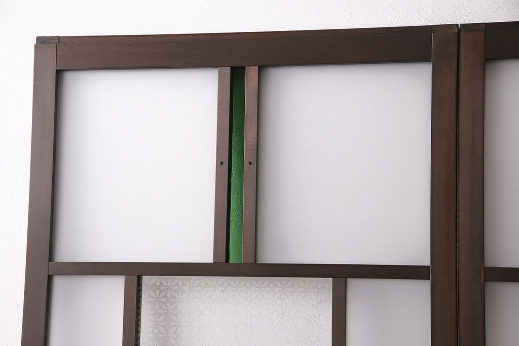 片引き戸3枚を新規製作!戸車、引き手を取り付け。花菱模様ガラス、すりガラス、色ガラスを組み入れ。濃い茶色で着色し仕上げ。(ガラス戸、建具)