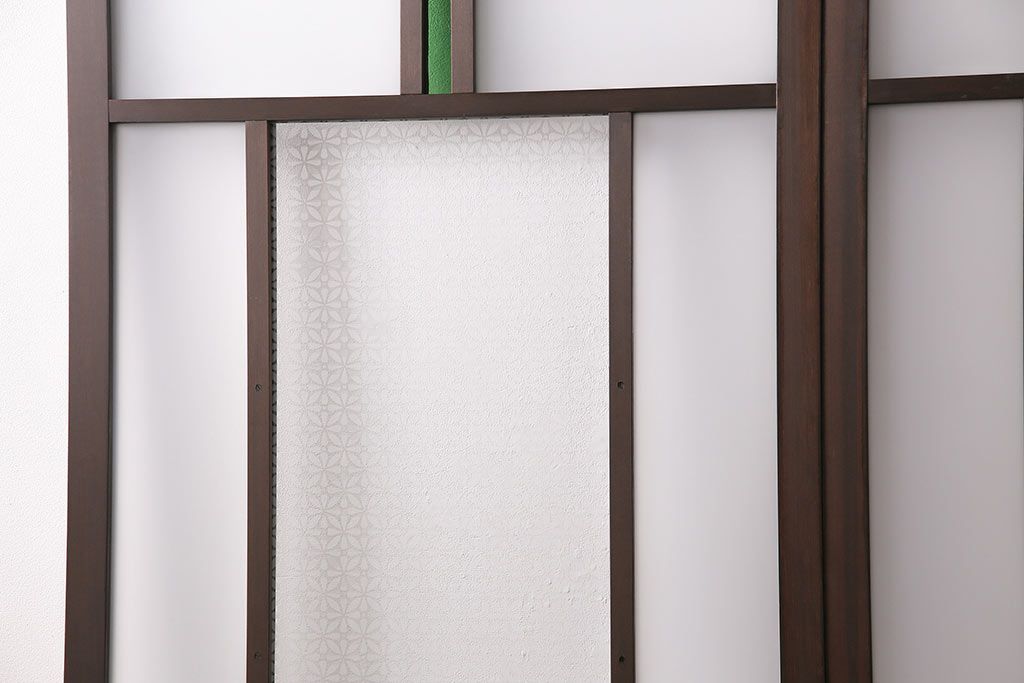 片引き戸3枚を新規製作!戸車、引き手を取り付け。花菱模様ガラス、すりガラス、色ガラスを組み入れ。濃い茶色で着色し仕上げ。(ガラス戸、建具)