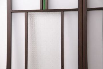 片引き戸3枚を新規製作!戸車、引き手を取り付け。花菱模様ガラス、すりガラス、色ガラスを組み入れ。濃い茶色で着色し仕上げ。(ガラス戸、建具)