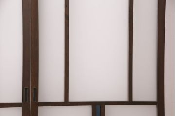 片引き戸3枚を新規製作!戸車、引き手を取り付け。花菱模様ガラス、すりガラス、色ガラスを組み入れ。濃い茶色で着色し仕上げ。(ガラス戸、建具)