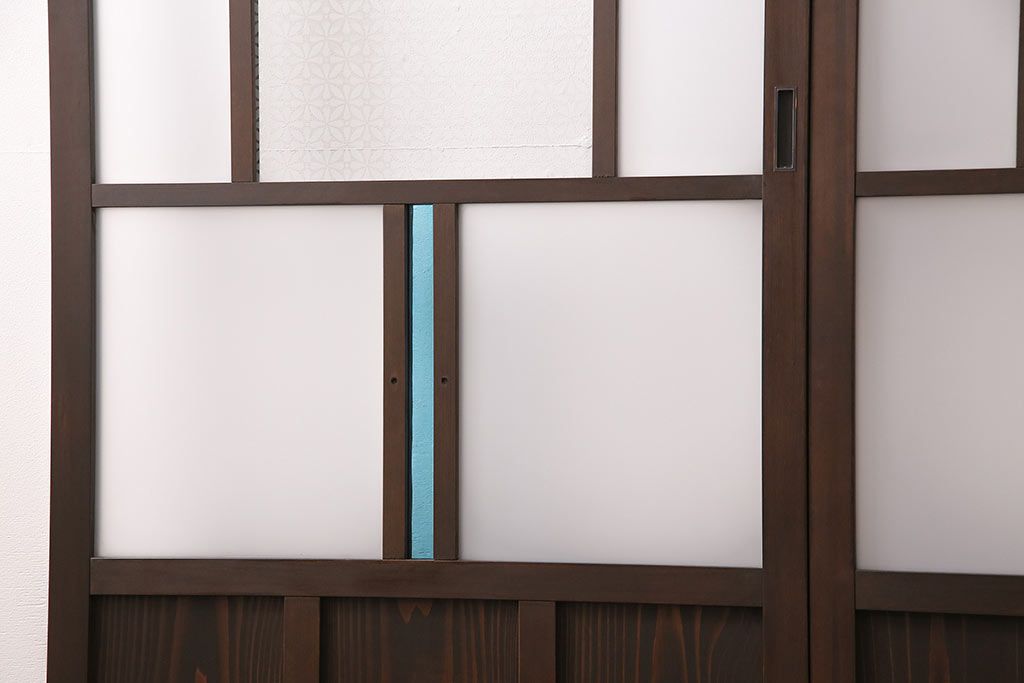 片引き戸3枚を新規製作!戸車、引き手を取り付け。花菱模様ガラス、すりガラス、色ガラスを組み入れ。濃い茶色で着色し仕上げ。(ガラス戸、建具)